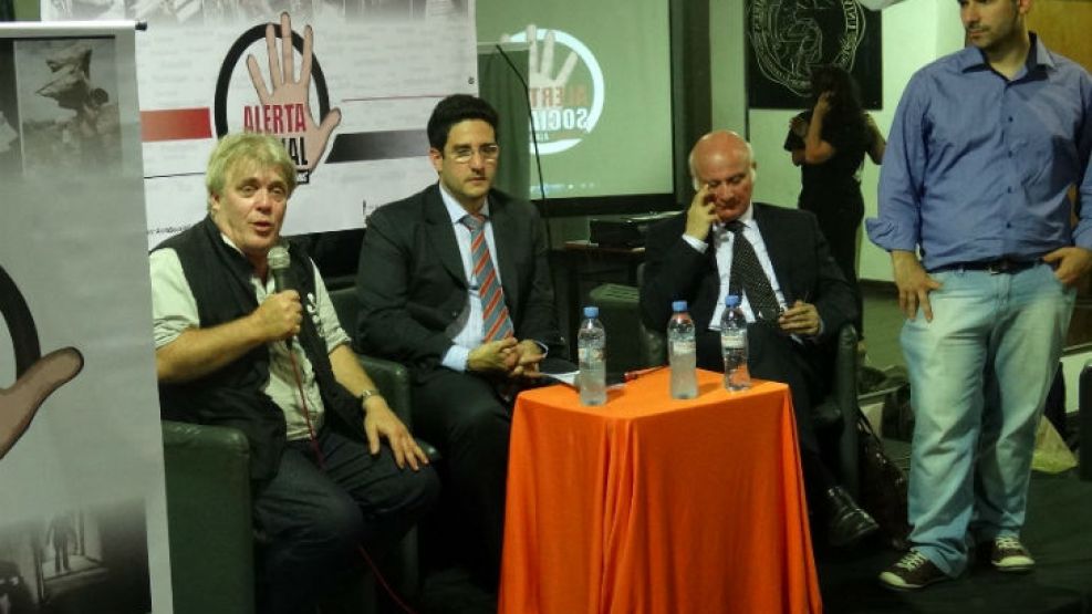 Gustavo Vera, Gustavo Gali (secretario de extensión de rectorado), Mario Ganora (abogado de la Alameda) y Arturo Pozalli (FUA) durante el convenio.