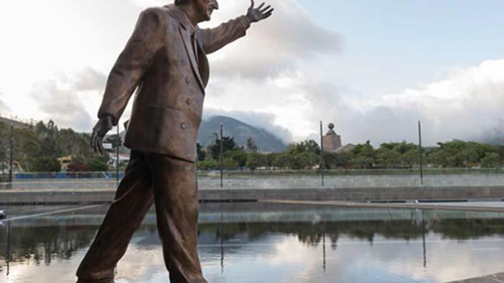 La estatua de Néstor Kirchner que presidirá la entrada de la sede, en la que se muestra al ex presidente argentino con saco abierto, mocasines y un brazo en alto.