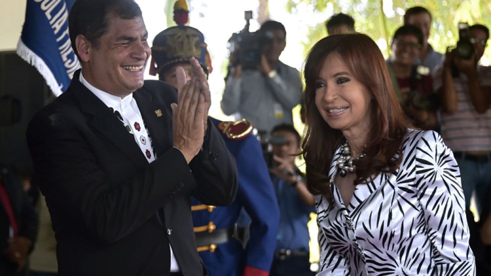 Aplausos. En Quito, la mandataria se mostró risueña con su par ecuatoriano, Rafael Correa.