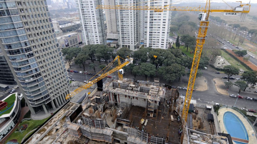 Gruas. Puerto Madero es una de las zonas donde más creció la edificiación en los últimos diez años. 