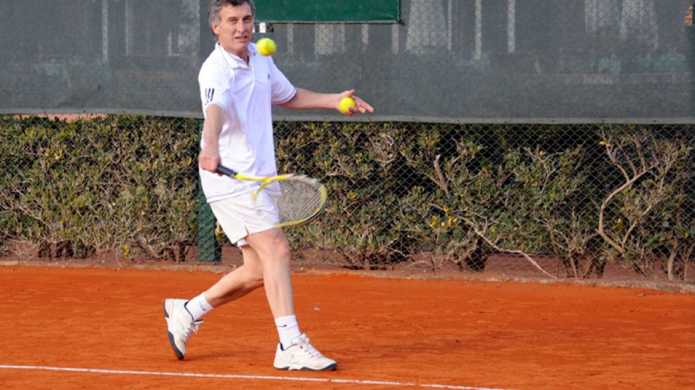 Macri juega al tenis en Palermo, y fútbol los fines de semana.