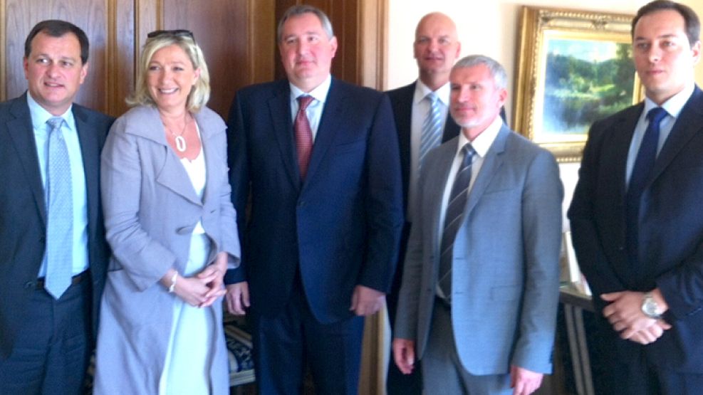 Sonrisas. Le Pen junto al vicepremier ruso, Rogozin (der.). 