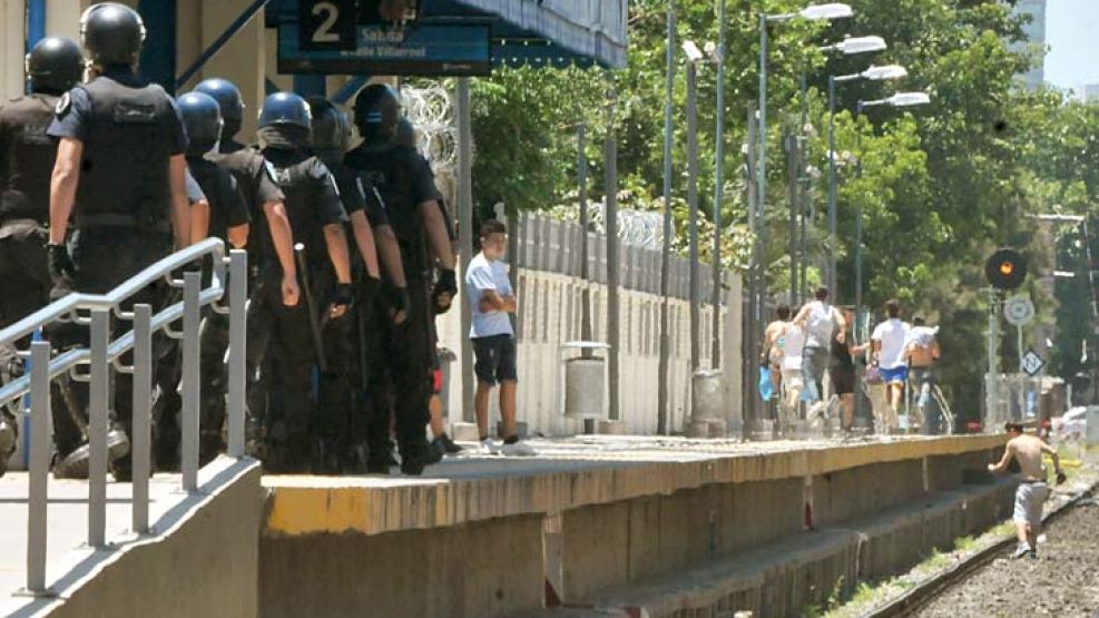 Estación. Tras el hecho, la línea estuvo interrumpida por dos horas, hasta que reiniciaron el servicio.