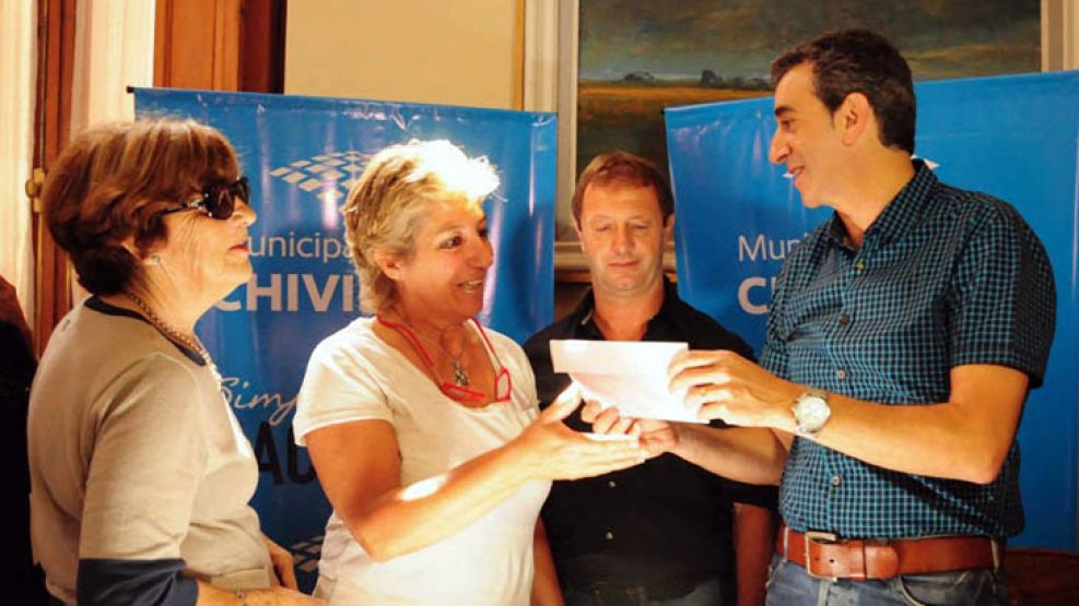 Randazzo entregó personalmente el dinero que ganó del juicio.