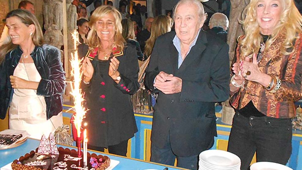 Reunidos. Las hijas mayores, Agó y Mercedes, Carlos Páez Vilaró y su última mujer, Annette.
