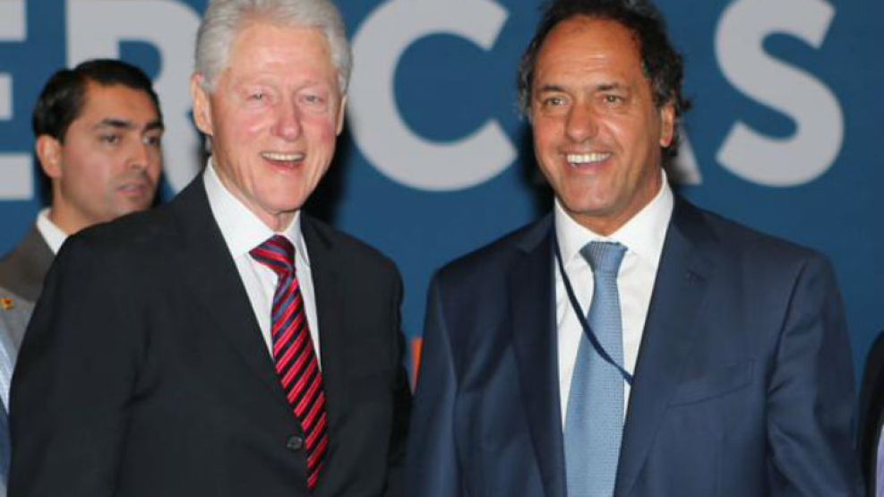 Durante la ceremonia Scioli se mostró junto al ex presidente de los Estados Unidos Bill Clinton.