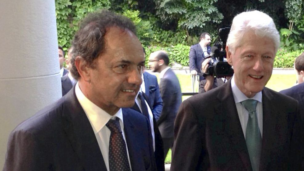 Durante la ceremonia Scioli se mostró junto al ex presidente de los Estados Unidos Bill Clinton.