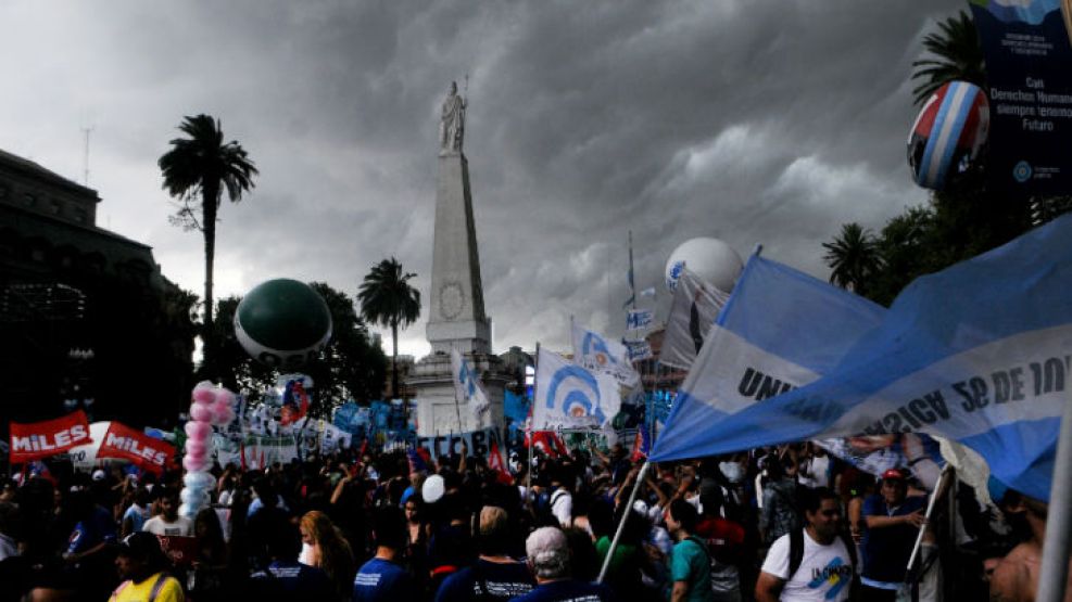 El festejo popular por el 31° aniversario de la vuelta de la democracia se vio alterado por el breve temporal que se desató sobre la Ciudad de Buenos Aires y algunas zonas del conurbano bonaerense. 