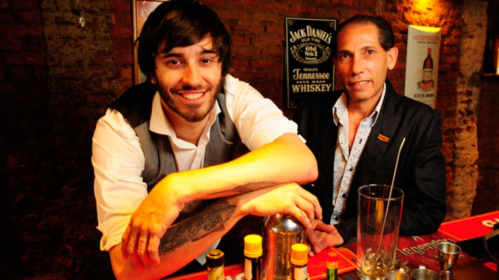 Sebastián Atienza.  Es jefe de barra de Florería Atlántico, en Recoleta, y bartender de El Gourmet TV. 