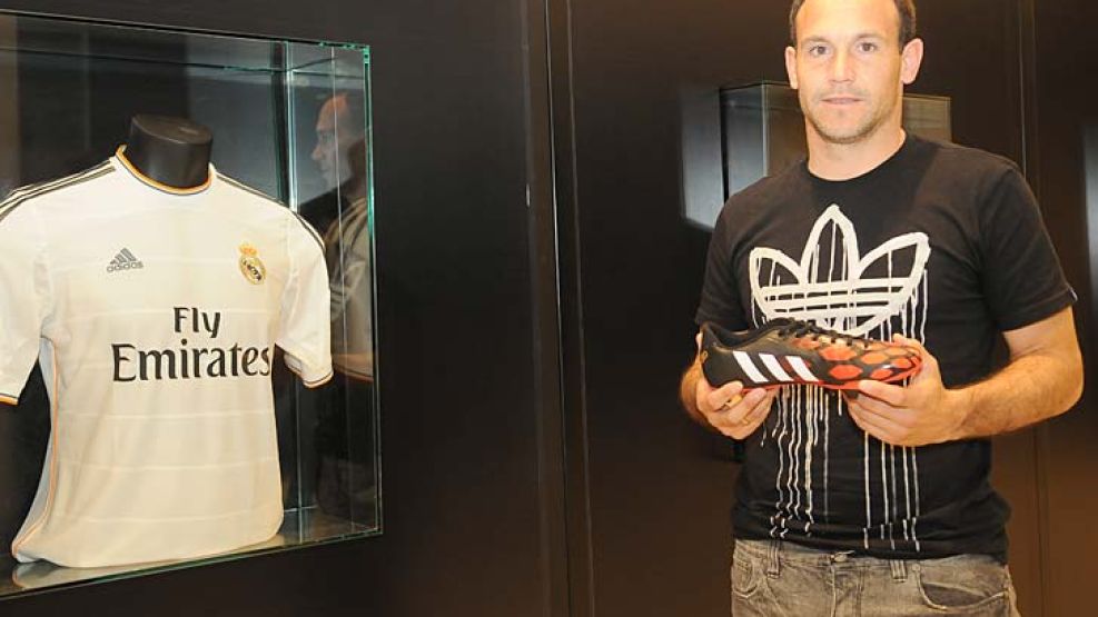 De reojo. El goleador posa. Al lado, la camiseta del Real Madrid. ¿Se cruzarán en la final?
