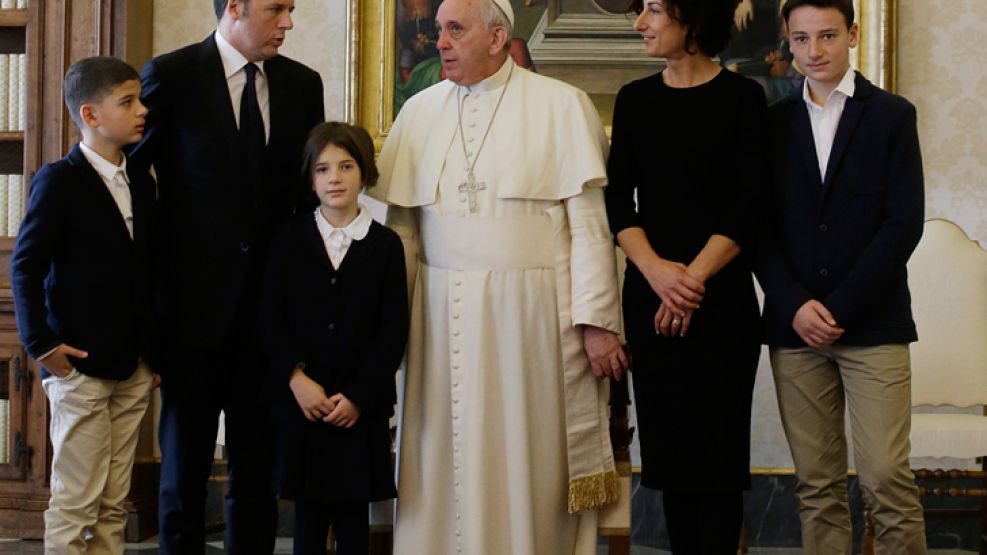 Familia. El jefe del gobierno italiano y su familia con Francisco. 