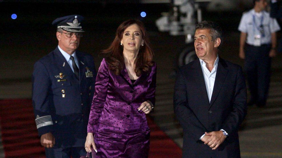 Cristina, al ser recibida anoche por Urribarri.