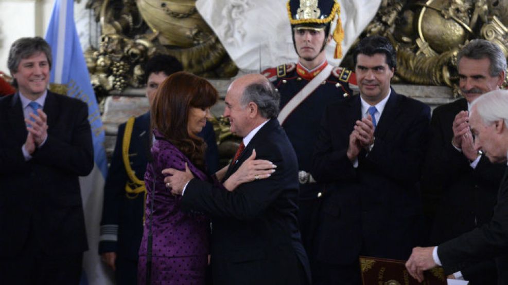 Oscar Parrilli, hombre de extrema confianza para la familia presidencial pero sin antecedentes conocidos en tareas de inteligencia.