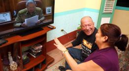 Los cubanos escucharon con alegría la transmisión en vivo de Raúl Castro con los anuncios.