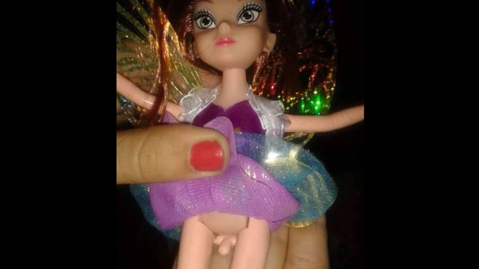 La muñeca es una replica de un personaje de Disney, Tinker Bell