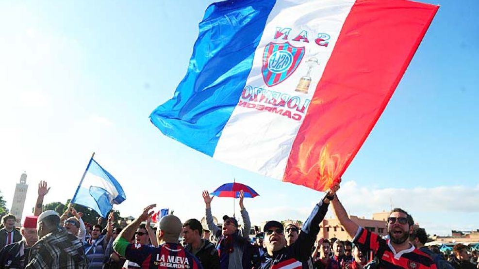 Agitar. Los hinchas, congregados en el centro de la capital de Marruecos, ayer a la tarde.