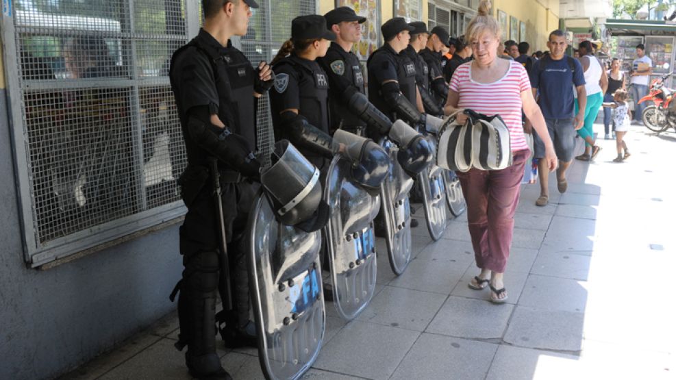 Con custodia. Así se encontraba ayer una sucursal de un hipermercado frente a Plaza Constitución.