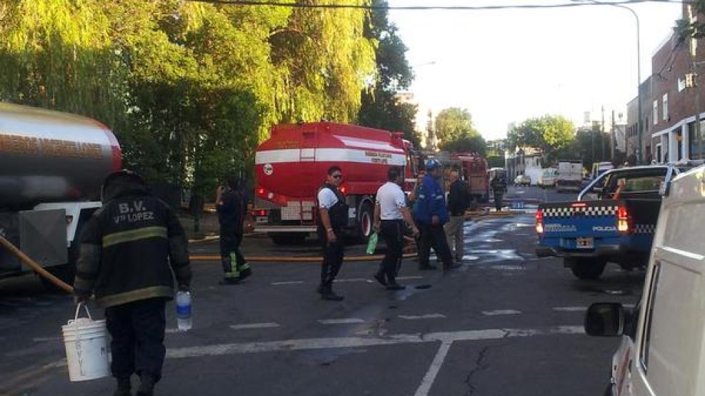 Impresionante incendio en una fábrica en Olivos