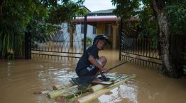 Balsa. Así pudo llegar un malayo a su casa, bajo el agua.