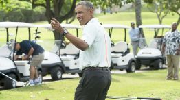 Distendido. El mandatario jugó ayer al golf en Hawaii y festejó los nuevos datos de la economía.