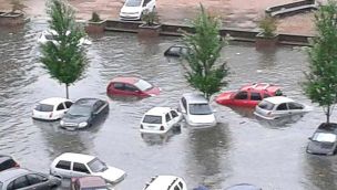 Bajo el agua. La capital uruguaya sufrió fuertes tormentas. La inundación dejó cientos de autos flotando por las calles de la ciudad, árboles y postes de luz caidos.