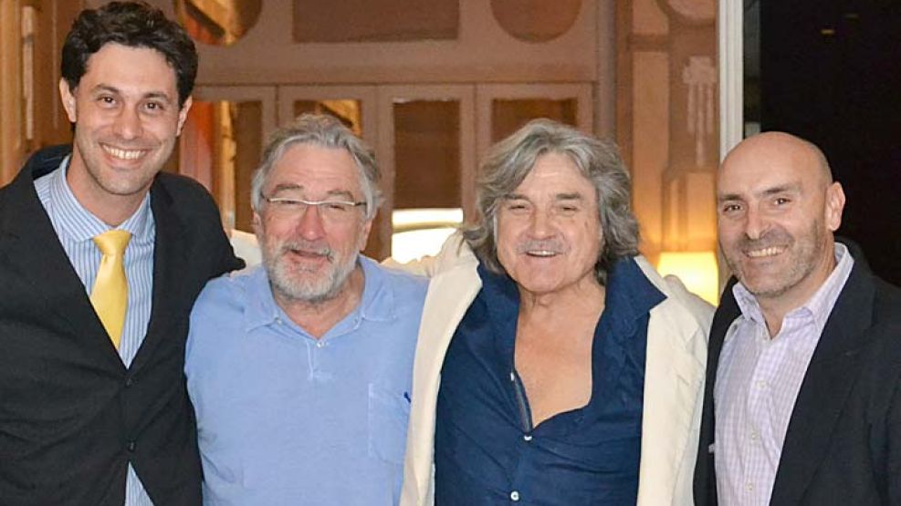 Juntos. De Niro y Lito Cruz con Mariano Tabarini y Mariano Barbeito, del staff del Hotel Savoy.