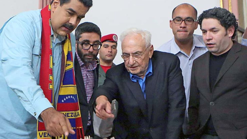 Líder. El bolivariano se reunió con el arquitecto Frank Gehry para edificar una ciudad deportiva.