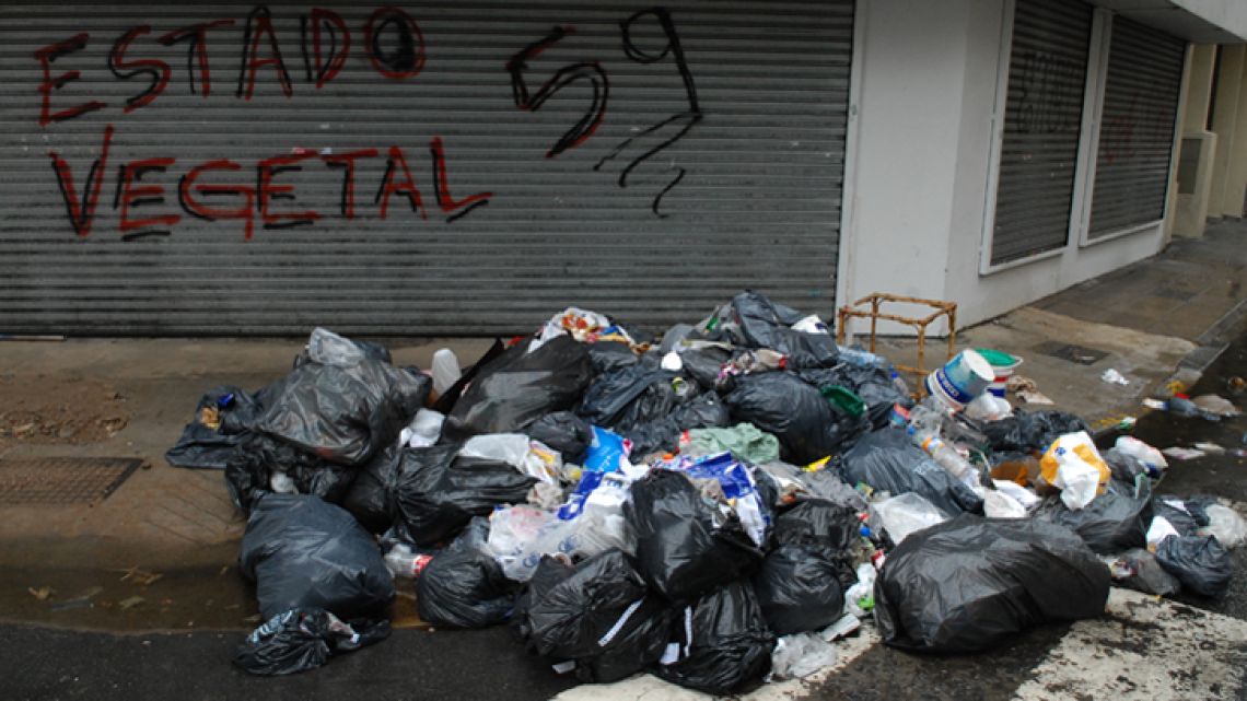 Vecinos se quejan por basura acumulada en el feriado largo | Perfil