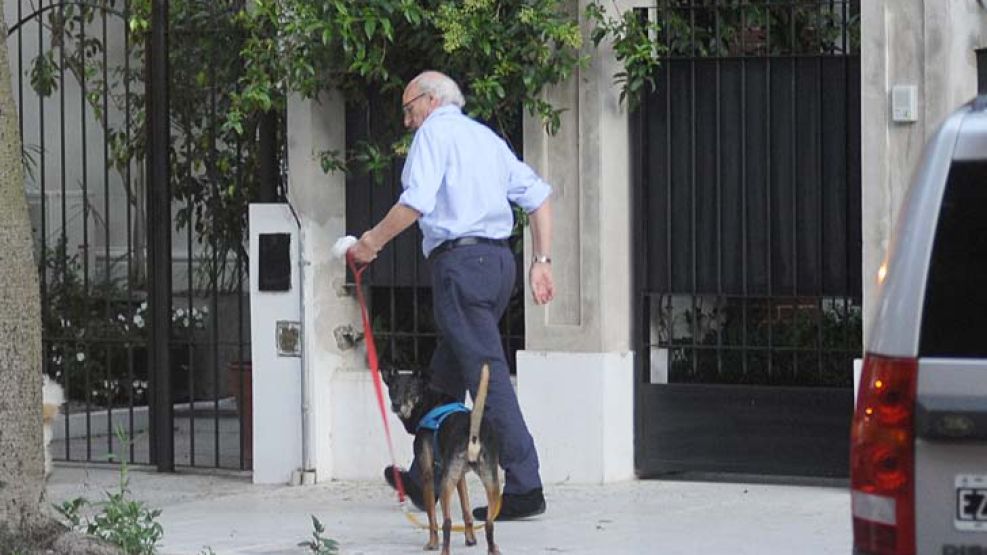 Rutina. Todas las mañanas, bien temprano, sale a caminar con su perra Pancha por las callecitas de Barrio Parque.