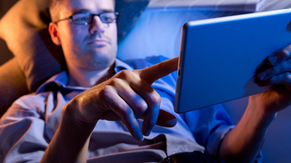 Riesgo. Navegar en la tablet antes de ir a la cama multiplica los trastornos del sueño. Aconsejan leer un libro impreso y no electrónico.