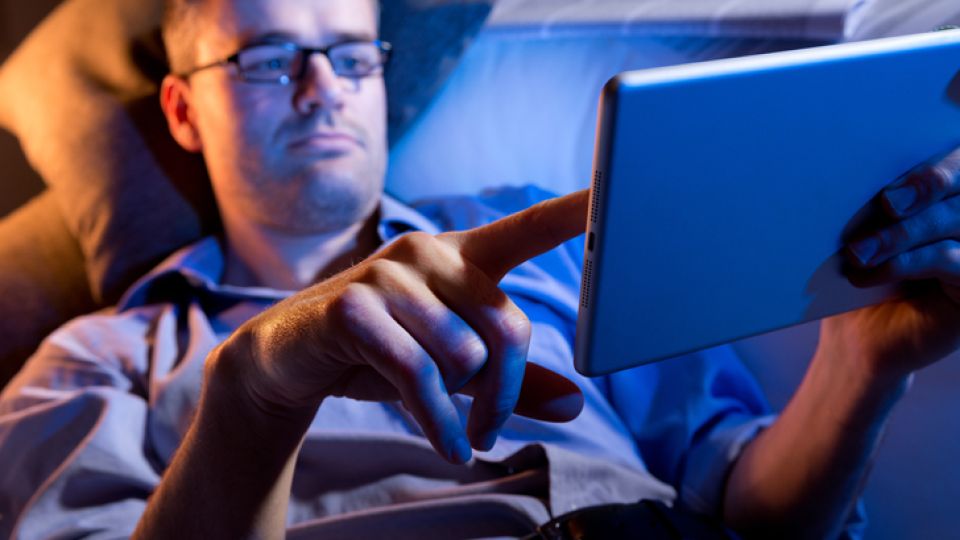 Riesgo. Navegar en la tablet antes de ir a la cama multiplica los trastornos del sueño. Aconsejan leer un libro impreso y no electrónico.