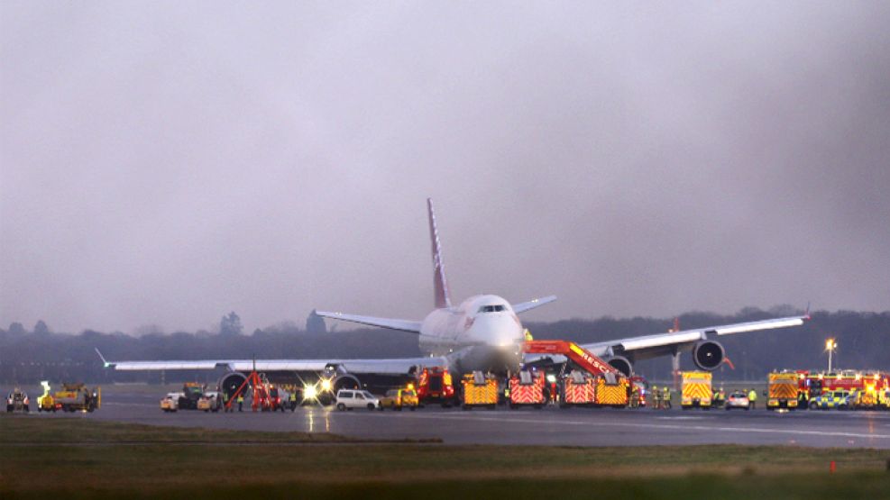 El comandante del avión fue ovacionado por los pasajeros tras el aterrizaje.