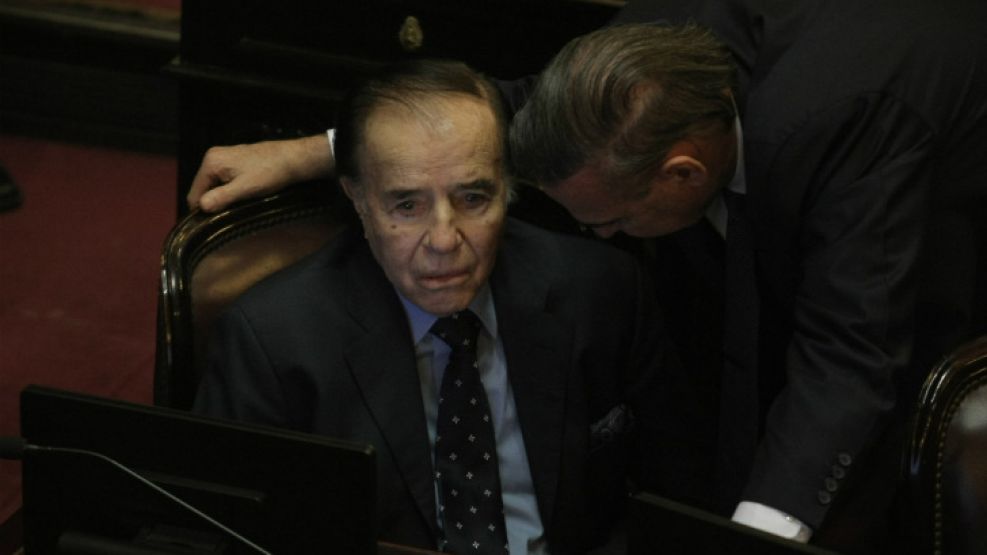 El expresidente Carlos Menem dialoga con el senador Miguel Angel Pichetto. 