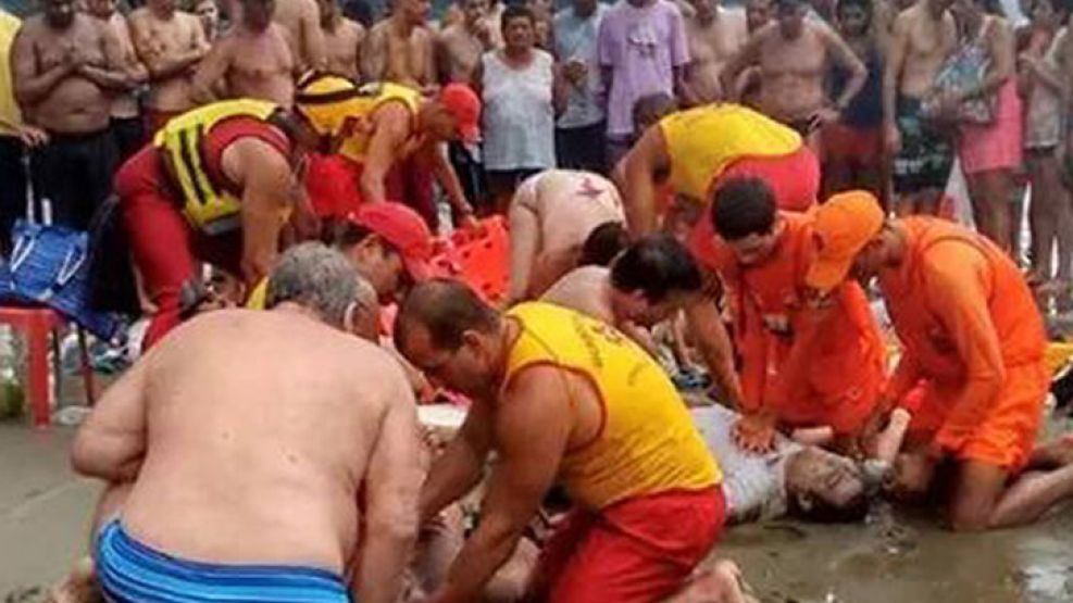 Los paramédicos tratan de asistir sin éxito a los alcanzados por el rayo.