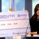 tarjeta-argenta-el-plastico-con-beneficios-para-jubilados-creado-en-2012-destinado-al-credito-personal-y-pasajes-aereos-en-cuotas-tiene-una-buena-evaluacion-por-parte-del-gobierno-que-podra-mantenerlo-en-2015