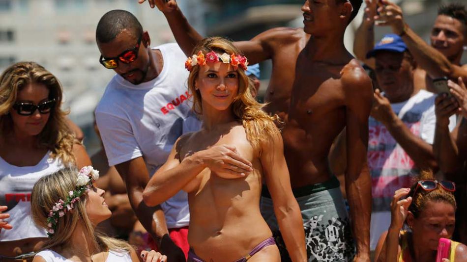 Brasil protesta topless (1)