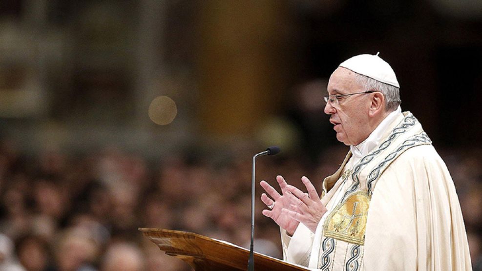 El Papa pidió por los pobres en la plegaria de las Vísperas y el Te Deum