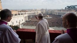 Orador. Jorge Bergoglio, durante el tradicional rezo de Navidad, ante decenas de miles de fieles.