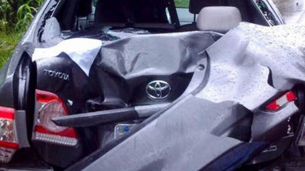 El accidente ocurrió en el mediodía de ayer cuando el auto en que viajaba la familia perdió el control y cayó en una zanja en medio de un fuerte temporal de lluvias. 
