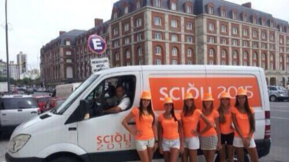 Daniel Scioli también tiene sus chicas "naranja"