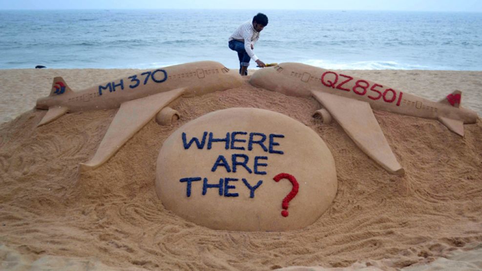 ¿Donde estan?. El vuelo MH370 nunca apareció. Y todavía buscan restos del avión de AirAsia.