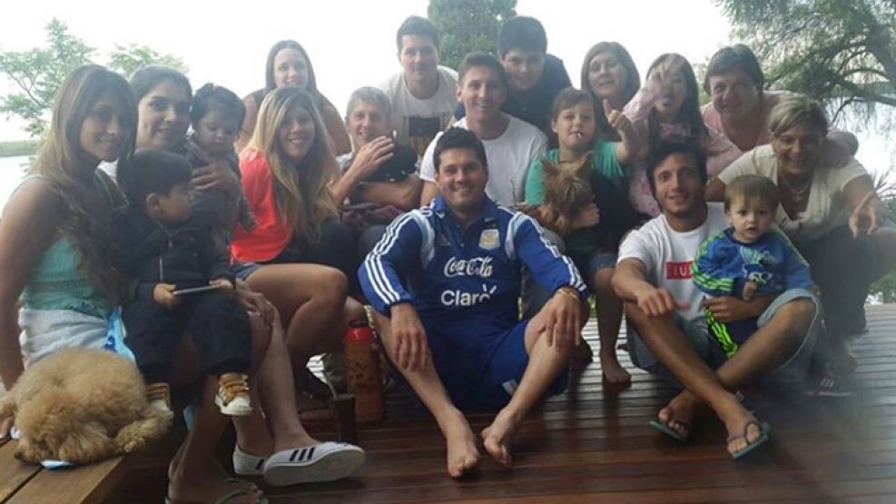 Equipo. El jugador, su mujer y su hijo, recién llegados a Rosario, junto a sus hermanos Matías, Rodrigo y Sol, sus parejas y sobrinos. 