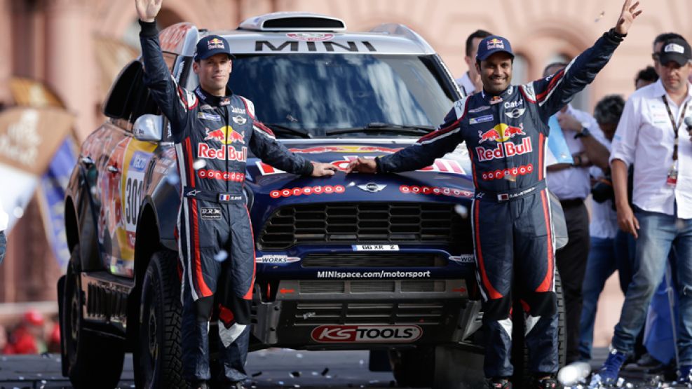 En pose. El piloto francés Matthieu Baumel y el príncipe qatarí Nasser Al-Attiyah, que salió tercero en la edición 2014. El público celebró la aparición de cada vehículo.