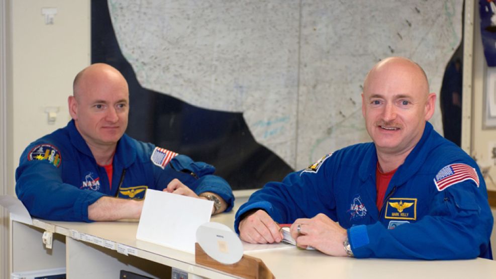 Identicos. Los astronautas de la NASA, Scott y Mark Kelly, se preparan para participar en marzo de una prueba sin precedentes.