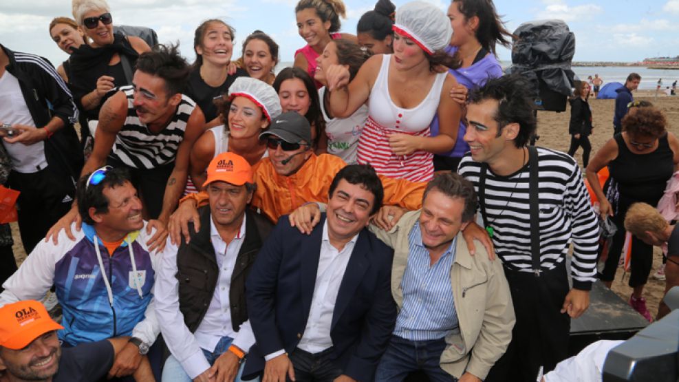 Mardel. Deportistas y artistas con Scioli y el intendente Espinoza.