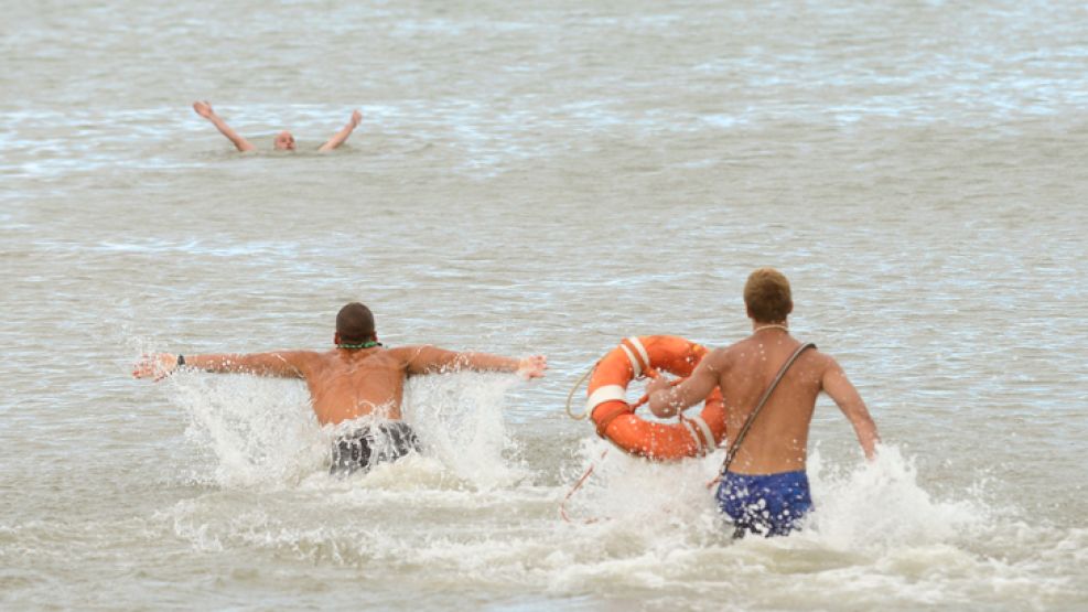 Rescate. Guardavidas socorren a una víctima en Mar del Plata. Las piletas, otro lugar donde ocurren accidentes. 