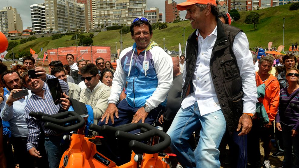 Spinning. El gobernador inauguró ayer el centro “Bahía Naranja”, en Mar del Plata. Allí se mostró con funcionarios y deportistas, como el ciclista Juan Curuchet.