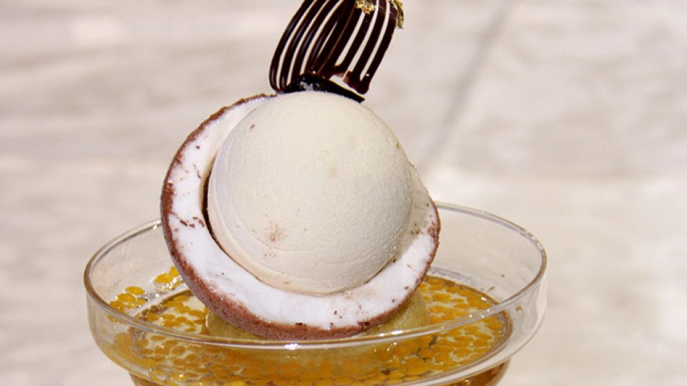 La comisión de heladeros que creó el sabor Francisco lo visitó en el Vaticano. En la foto, el helado Papa Francisco.