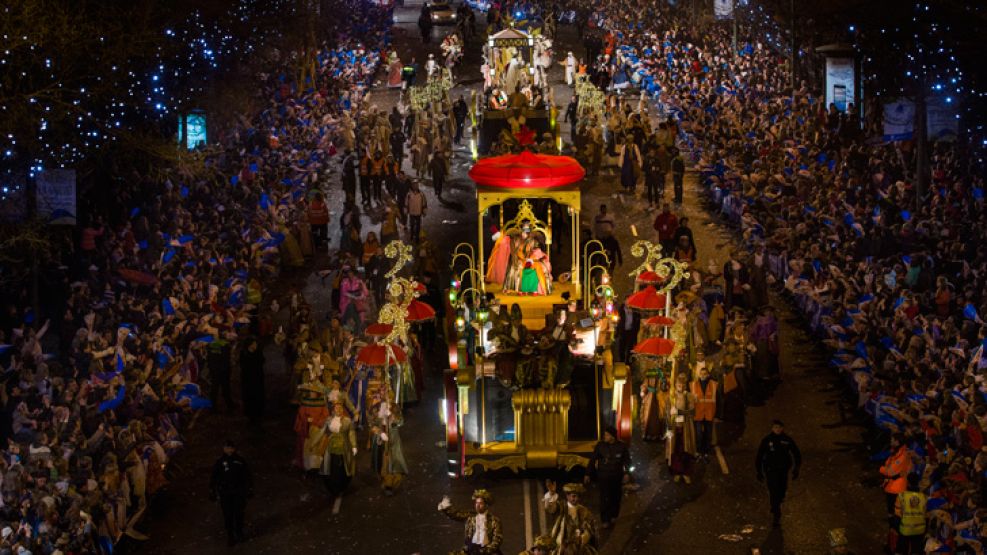 La Cabalgata de los Reyes Magos es un desfile de carrozas típico de España.