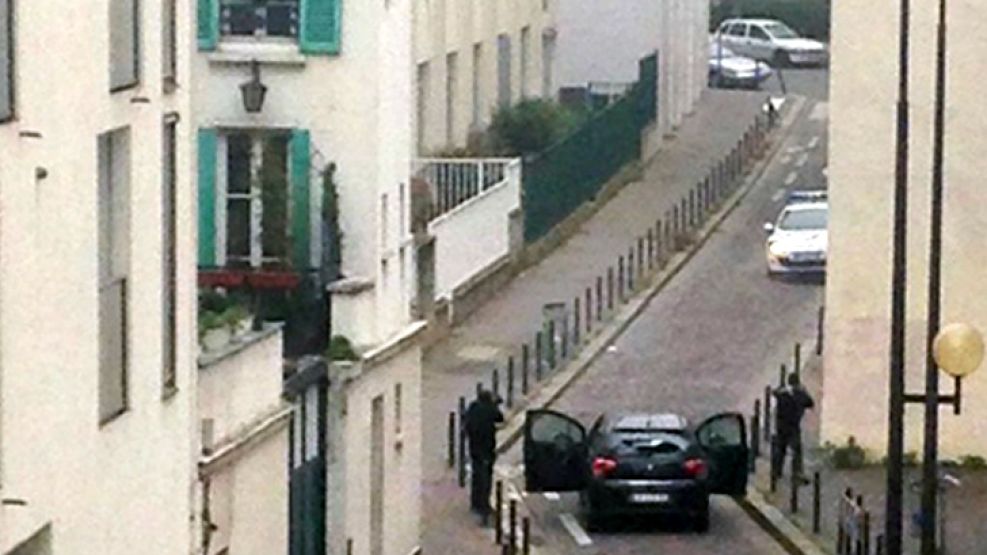 Los terroristas disparan contra la redacción de Charlie Hebdo